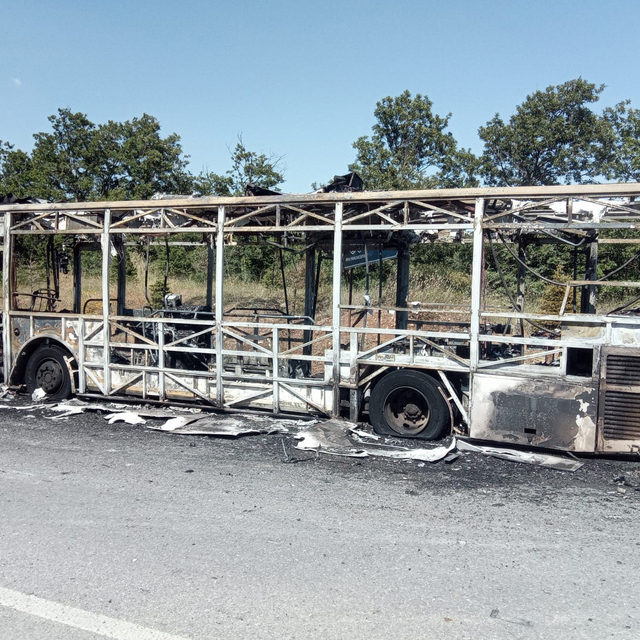 Seyir halindeki otobüs alev alev yandı