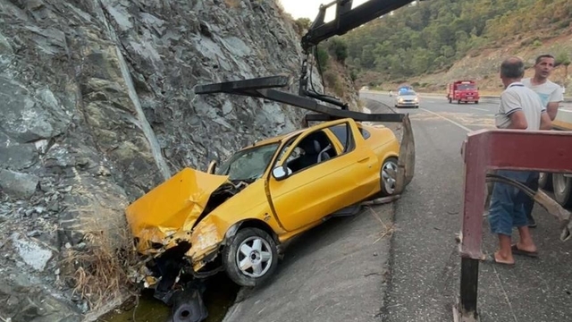 Savrulan otomobil hurdaya döndü, sürücü araçta sıkıştı