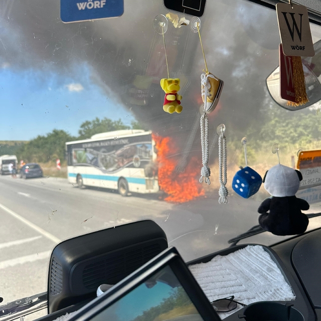 Eskişehir'de seyir halindeki belediye otobüsü yanarak kullanılamaz hale gel...