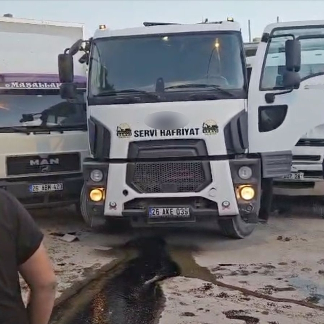 Facianın eşiğinden dönüldü: Freni boşalan kamyon 2 kamyona çarptı, parka me...