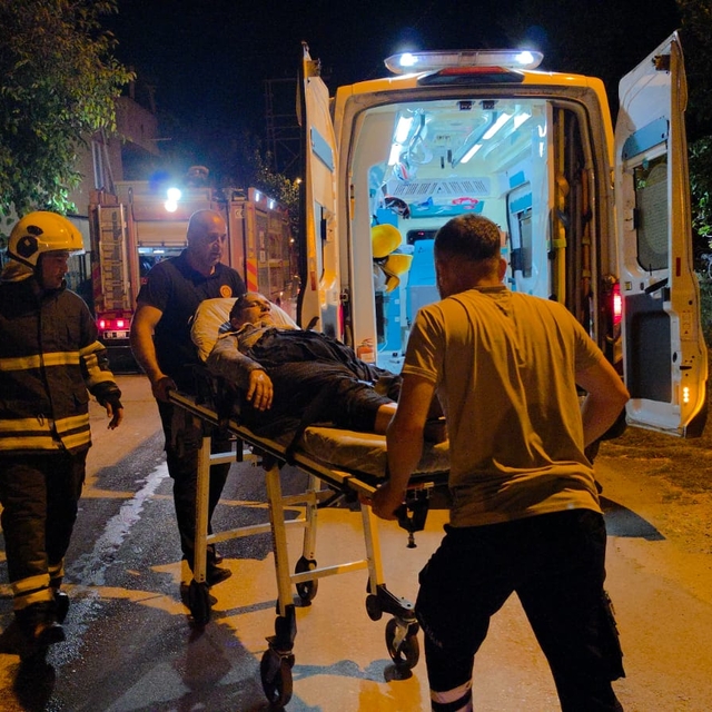 Adana'da evde çıkan yangında 1 kişi dumandan etkilendi