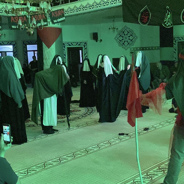 Kars'ta yüzlerce kişi ağıtlar yakıp, sine vurarak Kerbela şehitlerini andı