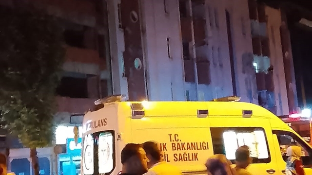 Çaycuma'da 4 katlı binanın çatısında yangın