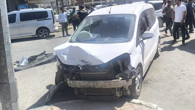 Biri ağır 2 kişinin yaralandığı kaza güvenlik kamerasına yansıdı