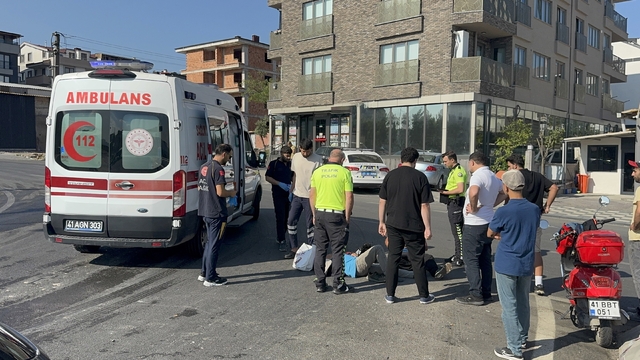 Otomobil ile çarpışan motosikletteki 2 kişi yaralandı
