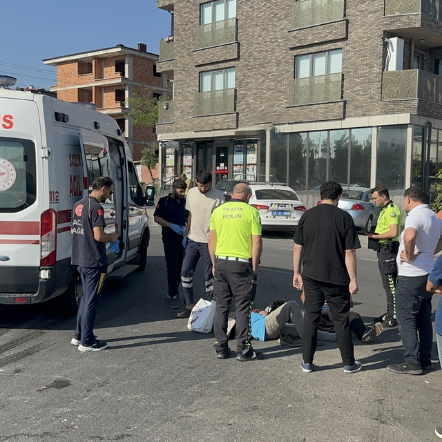 Otomobil ile çarpışan motosikletteki 2 kişi yaralandı