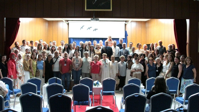 'İlk Kıvılcım, Son Kod' tiyatro oyunu büyük beğeni topladı
Öğretmen ve öğrencilerin ortak emeğiyle hazırlanan oyun büyük ilgi gördü