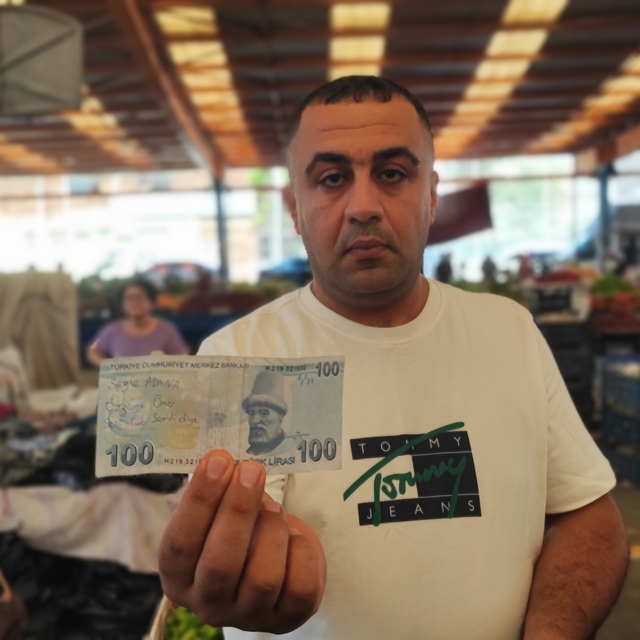 Aşkını paralara yazıp pazarda dağıttı