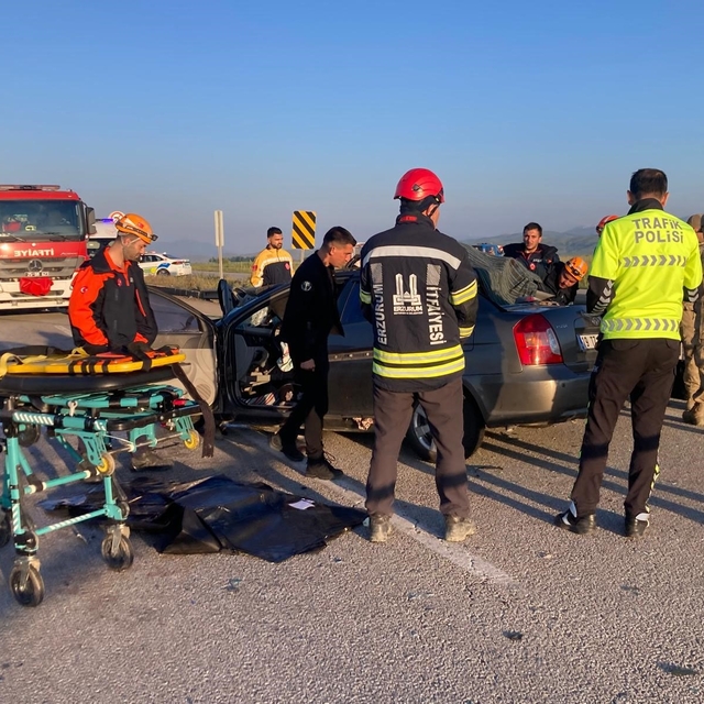 Erzurum'da otomobil kamyonete çarptı: 3 ölü, 3 yaralı