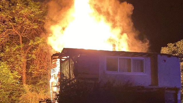 Amasya'da iki katlı ev alev alev yandı