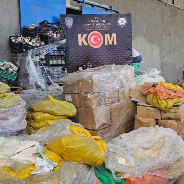Uşak'ta 30 ton bozuk ve tarihi geçmiş gıda ele geçirildi
