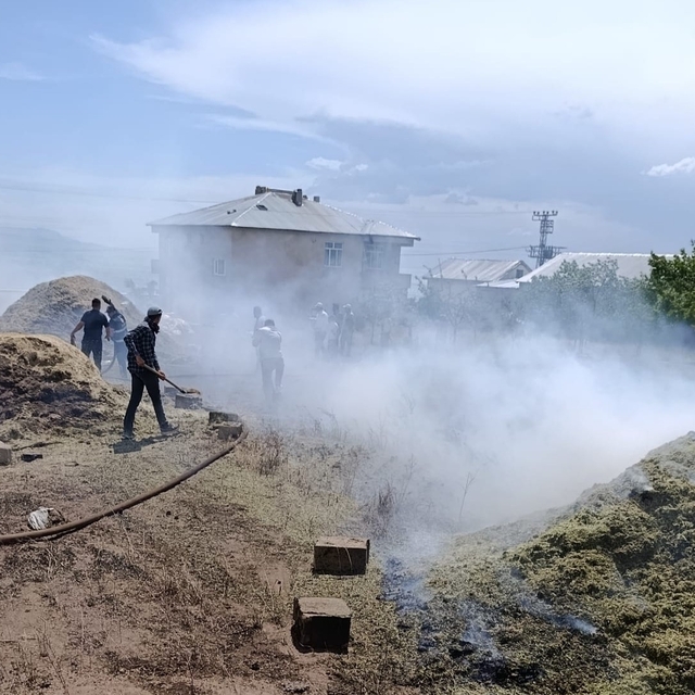 Erciş'te 20 ton saman yandı