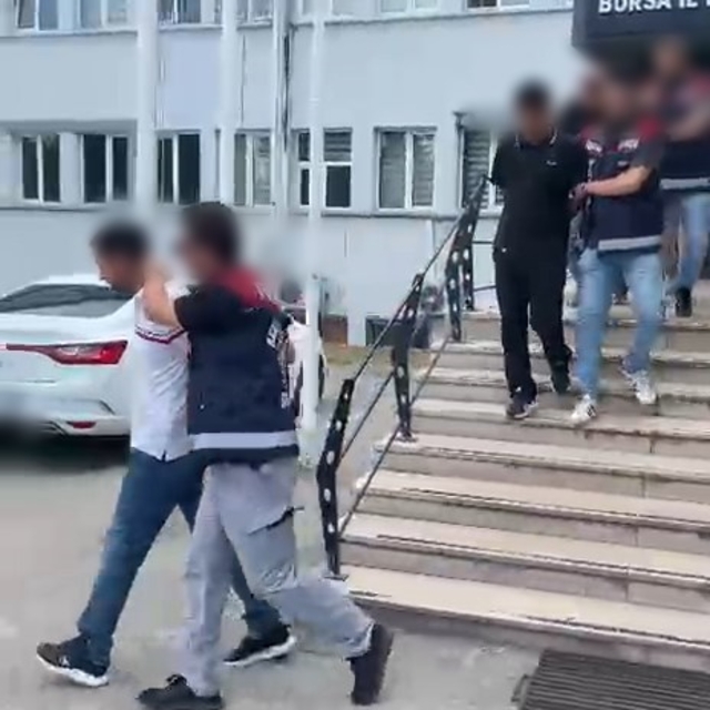 Polis, 'yüksek kazanç' ve 'burs' vaadiyle dolandırıcılık yapan şüphelileri,...