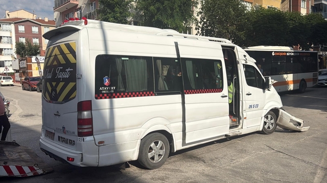 Biri işçi servisi toplam 4 aracın karıştığı kazada 9 kişi yaralandı