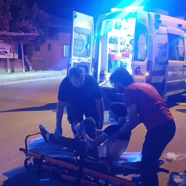 Kozan'da devrilen motosikletteki 2 kişi yaralandı