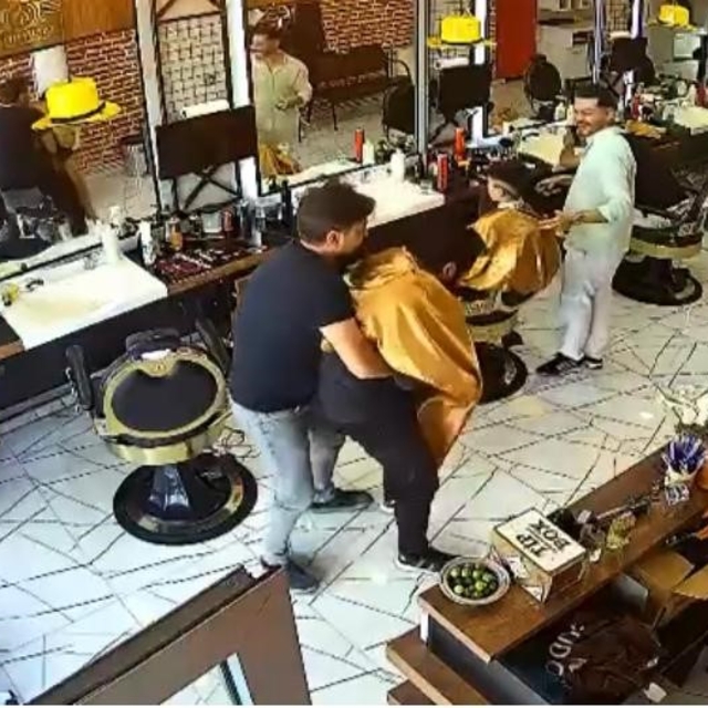 Boğazına kaçan erik parçası heimlich manevrasıyla çıkarıldı