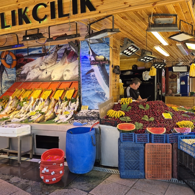 Balık tezgahları renk değiştirdi: Yarısı balık yarısı meyve