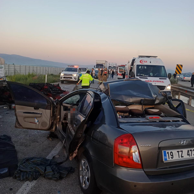 Erzurum'da otomobil ile kamyonetin çarpıştığı kazada 3 kişi öldü, 3 kişi ya...