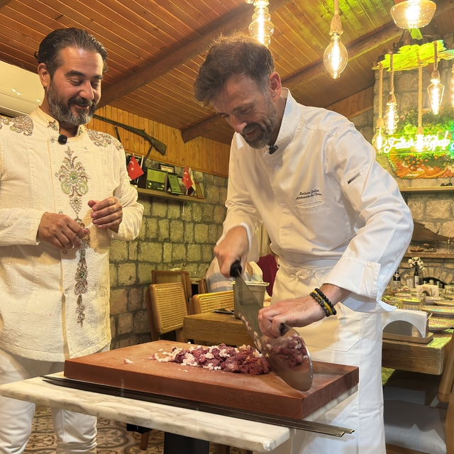 Fransız şef, tescilli Adana kebabının "lezzet sırları"nı ustasından öğrendi