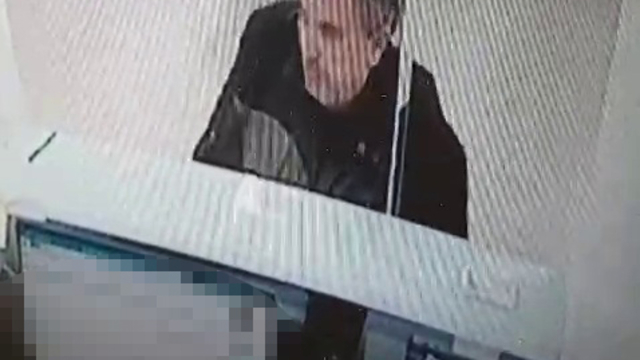 Bankada işlem yaparken üzerine kedi düştü; o anlar kamerada