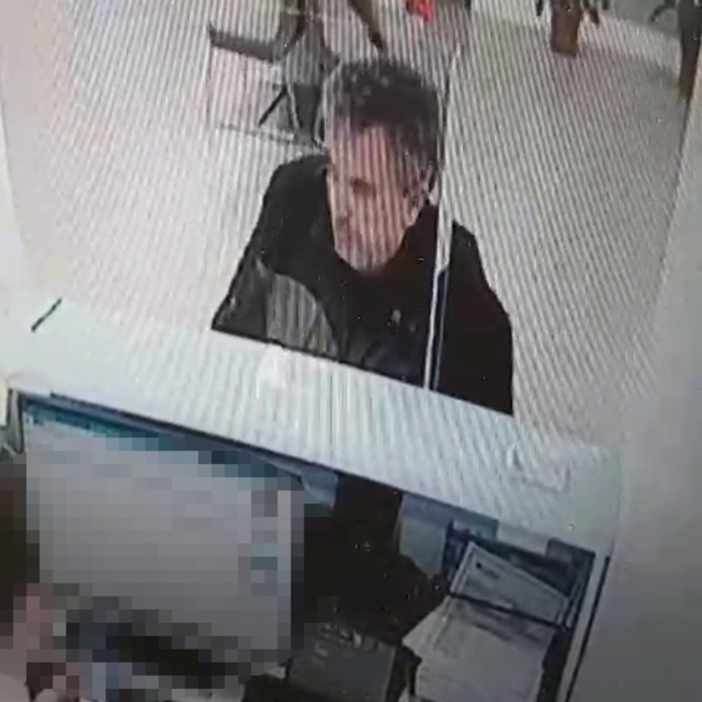 Bankada işlem yaparken üzerine kedi düştü; o anlar kamerada