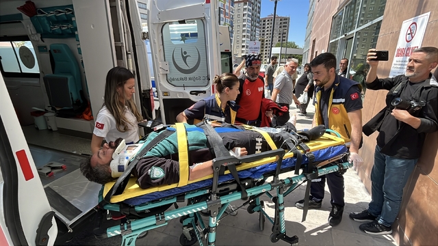 Aladağlar'da mahsur kalan dağcı ve eşi helikopterle kurtarıldı