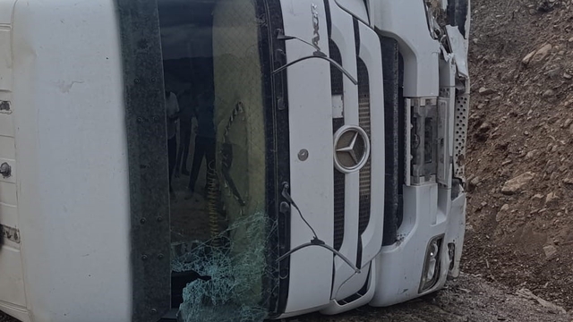 Osmaniye'de kontrolden çıkan tır yamaca çarptı: 1 yaralı