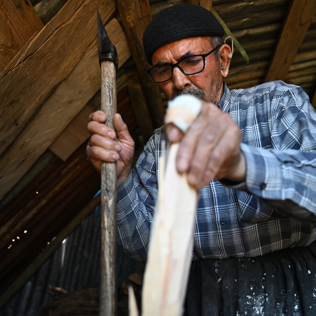 Unutulmaya yüz tutan kaşıkçılığı dede yadigarı kanca bıçakla yaşatıyor