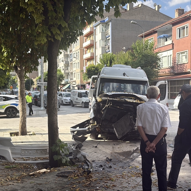 Eskişehir'de işçi servisi ile hafif ticari aracın çarpıştığı kazada 9 kişi...