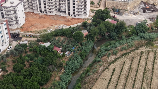 Kanalizasyonu akarsuya bağladılar, mahalle sakinleri sokağa çıkamıyor
Adana'nın Kozan ilçesinde Kilgen Çayı'na bağlanan kanalizasyon yoğun sinek ve pis kokulara neden oldu, pencere açamaz hale gelen mahalle sakinleri Adana Büyükşehir Belediyesi'ne tepki gösterdi