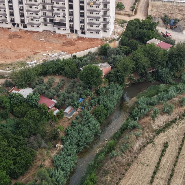 Kanalizasyonu akarsuya bağladılar, mahalle sakinleri sokağa çıkamıyor
Adana...