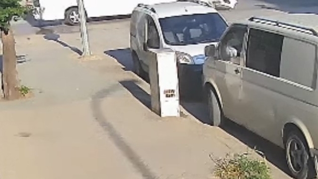 9 kişinin yaralandığı kazanın güvenlik kamerası görüntüleri ortaya çıktı
Kaldırımda yürüyen yaya son anda ezilmekten kurtulmuş