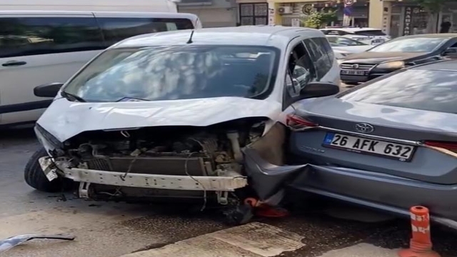 İşçi servisi minibüsüyle hafif ticari araç çarpıştı; 9 yaralı