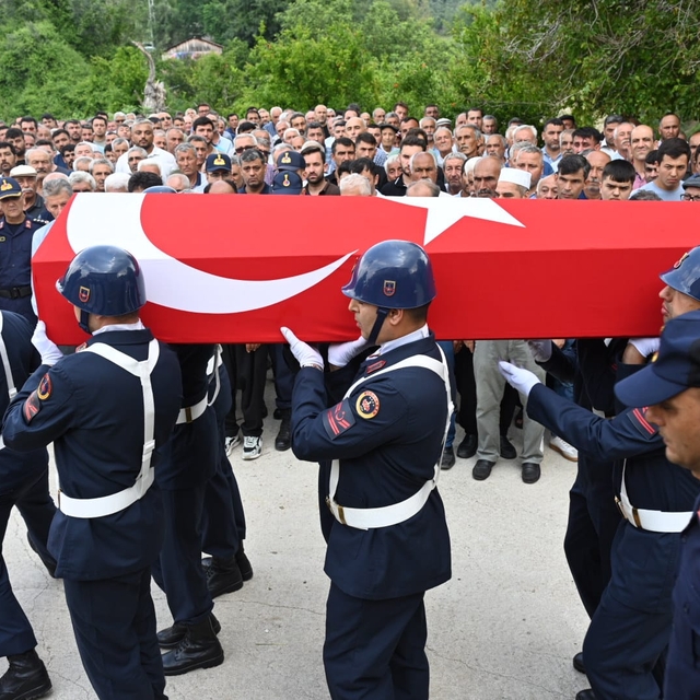 Osmaniye'de trafik kazasında hayatını kaybeden uzman çavuşun cenazesi topra...