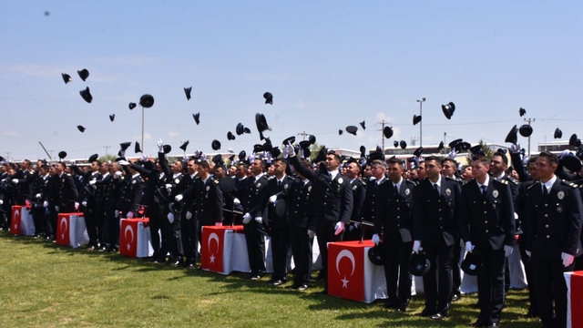 Afyonkarahisar POMEM'de 32. dönem mezuniyet heyecanı:
432 polis adayı ettikleri yeminle mesleğe başladı