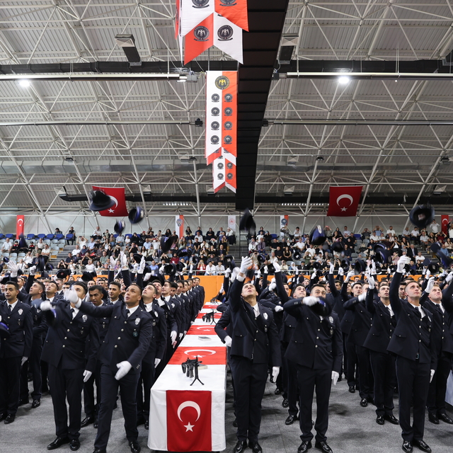 Bayburt'ta eğitimini tamamlayan polis adayları mezuniyet sevinci yaşadı