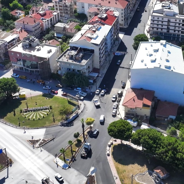 Altyapısı yenilenen caddede sıcak asfalt çalışmaları başladı