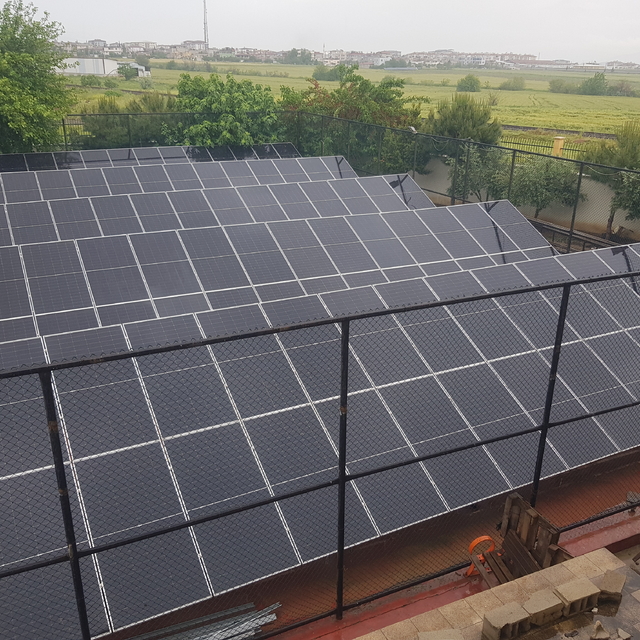 Gaziantep'teki okulun elektrik ihtiyacı bahçesine kurulan GES ile karşılanı...