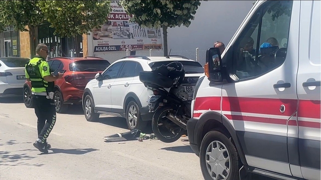 Motosikletin çarptığı yaya yaralandı
