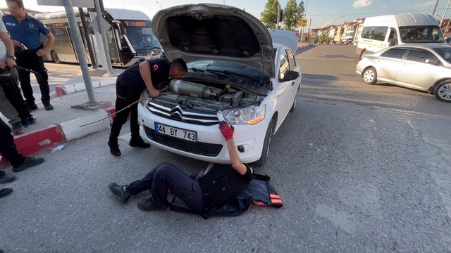 Otomobilin motor kısmında sıkışan kediyi itfaiye kurtardı