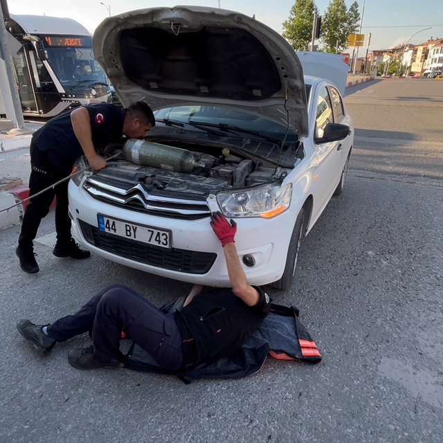 Otomobilin motor kısmında sıkışan kediyi itfaiye kurtardı