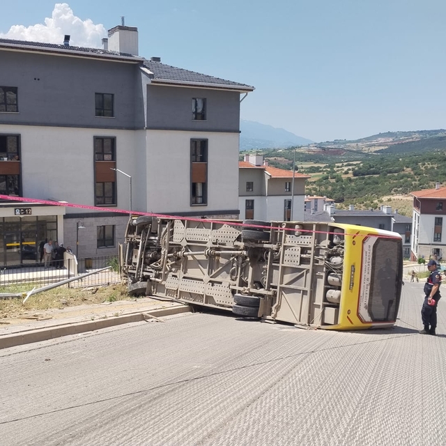 Bursa'da halk otobüsünün devrilmesi sonucu sürücü yaralandı