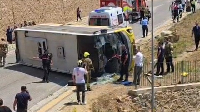 Çocuğa çarpmamak için şoförünün manevra yaptığı özel halk otobüsü devrildi