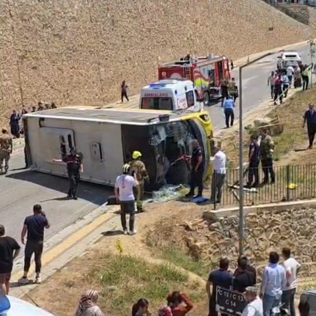 Çocuğa çarpmamak için şoförünün manevra yaptığı özel halk otobüsü devrildi