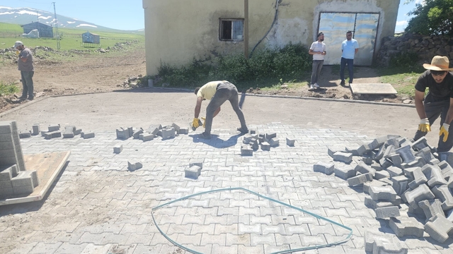 Kars'ta köylerde kilit parke taşı yol çalışmaları başladı