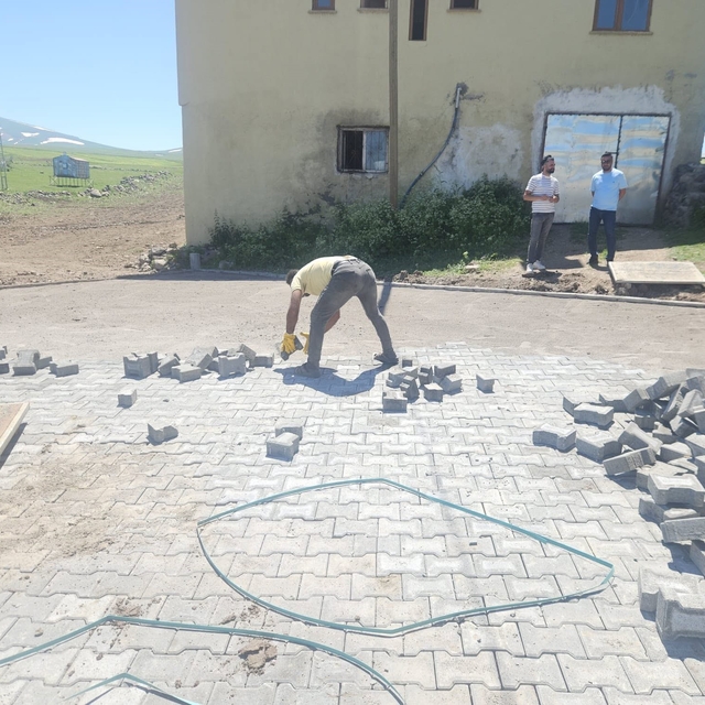 Kars'ta köylerde kilit parke taşı yol çalışmaları başladı