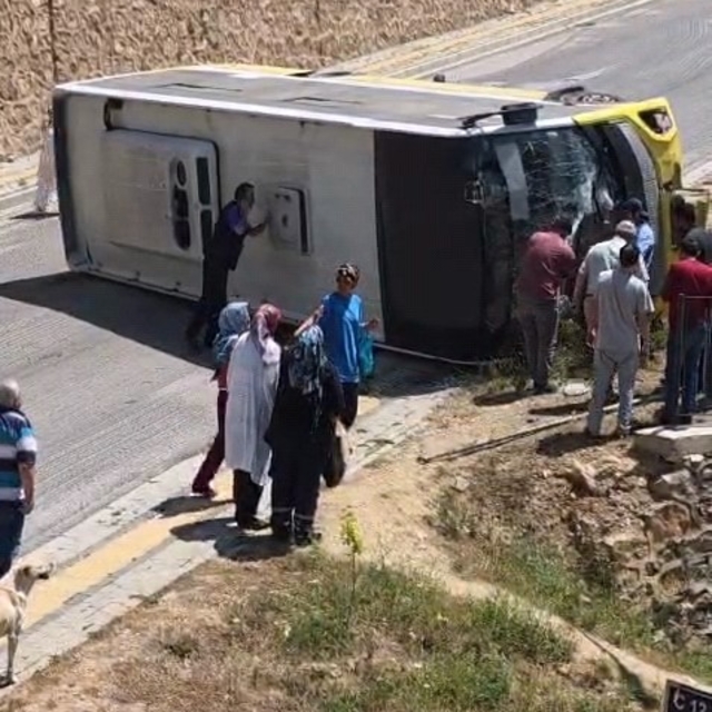 Kontrolden çıkan halk otobüsü devrildi: 1 yaralı