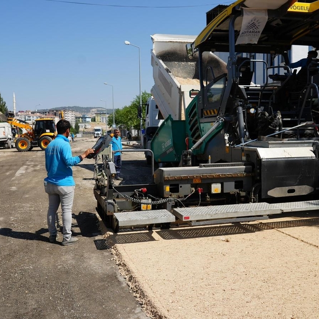 Adıyaman'da altyapısı tamamlanan yollar asfaltla buluşuyor