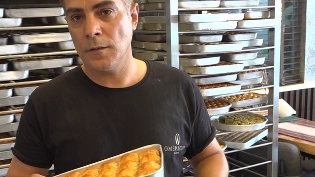 Gaziantep baklavasında ihracat yoğunluğu: Aylık talep 5 tonu geçiyor
Avrupa ve Orta Doğu ülkelerine ayda 5 ton baklava gönderiliyor
1 kiloluk tepsi baklavalar hazırlanıyor, özel paketlerle ihraç ediliyor