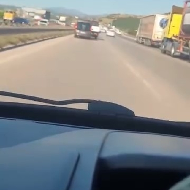 Otobanda kaza kamerada, kıl payıyla kazadan kurtuldu
